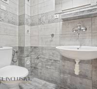 NA PREDAJ APARTMÁNOVÝ DOM VO VEĽKOM MEDERI - Kúpeľňa s keramickými obkladmi, umývadlom a toaletou v hoteloch a penziónoch.