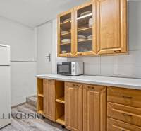 NA PREDAJ APARTMÁNOVÝ DOM VO VEĽKOM MEDERI - Kuchynská linka v hoteloch a penziónoch s mikrovlnnou rúrou a podlahou s dreveným dekorom.