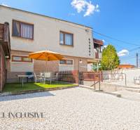 NA PREDAJ APARTMÁNOVÝ DOM VO VEĽKOM MEDERI - Dvor s vonkajším posedením v Hoteloch a penziónoch vo Veľkom Mederi.