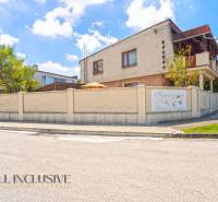 NA PREDAJ APARTMÁNOVÝ DOM VO VEĽKOM MEDERI - Exteriér budovy s plotom v meste Veľký Meder, vhodné pre hotely a penzióny.