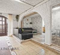 NA PREDAJ APARTMÁNOVÝ DOM VO VEĽKOM MEDERI - Interiér s čiernou sedacou súpravou, stolíkom a podlahou s dreveným dekorom, Hotely a penzióny.