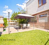 NA PREDAJ APARTMÁNOVÝ DOM VO VEĽKOM MEDERI - Záhrada s altánkom a grilom v Hoteloch a penziónoch vo Veľkom Mederi.