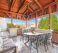 NA PREDAJ APARTMÁNOVÝ DOM VO VEĽKOM MEDERI - Zastrešená terasa s pohľadom na záhradu v Hoteloch a penziónoch vo Veľkom Mederi.