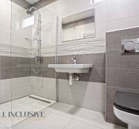 NA PREDAJ APARTMÁNOVÝ DOM VO VEĽKOM MEDERI - Kúpeľňa s preskleným sprchovacím kútom a umývadlom v Hoteloch a penziónoch.