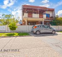 NA PREDAJ APARTMÁNOVÝ DOM VO VEĽKOM MEDERI - Dvojpodlažný dom s drevenými balkónmi, zaparkované auto, Veľký Meder Hotely a penzióny.
