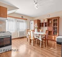 NA PREDAJ 6-IZBOVÝ POSCH. RODINNÝ DOM, HORNÉ SALIBY - Interiér rodinného domu s podlahou s dreveným dekorom, kuchyňou, jedálenským stolom a pohovkou.