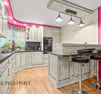 NA PREDAJ 6-IZBOVÝ POSCH. RODINNÝ DOM, HORNÉ SALIBY - Kuchyňa v rodinnom dome s podlahou s dreveným dekorom a výraznými farebnými stenami.