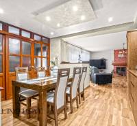 NA PREDAJ 6-IZBOVÝ POSCH. RODINNÝ DOM, HORNÉ SALIBY - Jedáleň s podlahou s dreveným dekorom a krbom v Rodinnom dome.