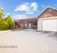 NA PREDAJ 6-IZBOVÝ POSCH. RODINNÝ DOM, HORNÉ SALIBY - Rodinný dom v Galante na ulici Horné Saliby s garážou a príjazdovou cestou, obklopený stromami.