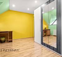 NA PREDAJ 6-IZBOVÝ POSCH. RODINNÝ DOM, HORNÉ SALIBY - Interiér s podlahou s dreveným dekorom, žltou stenou a zrkadlovým šatníkom v rodinnom dome.