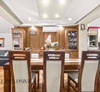 NA PREDAJ 6-IZBOVÝ POSCH. RODINNÝ DOM, HORNÉ SALIBY - Jedáleň v rodinnom dome s dreveným dekorom podlahy a štýlovým jedálenským stolom.