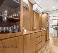 NA PREDAJ 6-IZBOVÝ POSCH. RODINNÝ DOM, HORNÉ SALIBY - Interiér rodinného domu s dreveným dekorom, vstavanými skriňami a pohármi vystavenými za sklom.