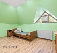 NA PREDAJ 6-IZBOVÝ POSCH. RODINNÝ DOM, HORNÉ SALIBY - Zelená izba s dreveným nábytkom a podlahou s dreveným dekorom v rodinnom dome.