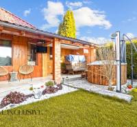 NA PREDAJ 6-IZBOVÝ POSCH. RODINNÝ DOM, HORNÉ SALIBY - Záhrada rodinného domu v Galante na ulici Horné Saliby, drevené obklady, vírivka a posed.