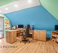 NA PREDAJ 6-IZBOVÝ POSCH. RODINNÝ DOM, HORNÉ SALIBY - Domáca kancelária a podlaha s dreveným dekorom, pracovna v rodinnom dome.