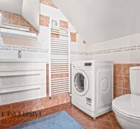 NA PREDAJ 6-IZBOVÝ POSCH. RODINNÝ DOM, HORNÉ SALIBY - Kúpeľňa v rodinnom dome s práčkou, umývadlom, toaletou a dizajnovými dlaždicami.