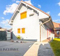 NA PREDAJ 6-IZBOVÝ POSCH. RODINNÝ DOM, HORNÉ SALIBY - Rodinný dom v Hornej Salibe, Galanta, s tradičnou strechou a priestranným dvorom.