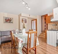 NA PREDAJ 6-IZBOVÝ POSCH. RODINNÝ DOM, HORNÉ SALIBY - Jedálenský kút v rodinnom dome s pohovkou, dreveným dekorom a kvetinovým obrazom.