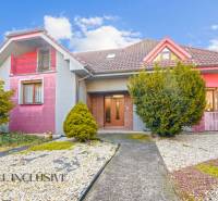 NA PREDAJ 6-IZBOVÝ POSCH. RODINNÝ DOM, HORNÉ SALIBY - Rodinný dom na ulici Horné Saliby v Galante s farebnou fasádou a záhradnou úpravou.