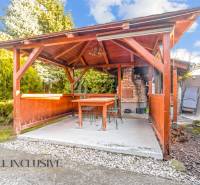 NA PREDAJ 6-IZBOVÝ POSCH. RODINNÝ DOM, HORNÉ SALIBY - Drevený altánok s tehlovým grilom v záhrade rodinného domu na Horných Salibách v Galante.