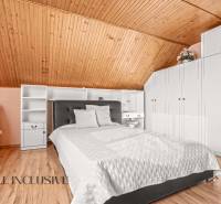 NA PREDAJ 6-IZBOVÝ POSCH. RODINNÝ DOM, HORNÉ SALIBY - Spálňa v rodinnom dome s bielym nábytkom a podlahou s dreveným dekorom.