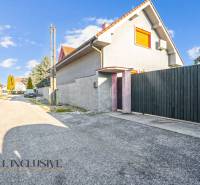 NA PREDAJ 6-IZBOVÝ POSCH. RODINNÝ DOM, HORNÉ SALIBY - Rodinný dom na ulici Horné Saliby v Galante s garážovou bránou a asfaltovou cestou.