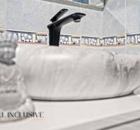 NA PREDAJ 6-IZBOVÝ POSCH. RODINNÝ DOM, HORNÉ SALIBY - Kúpeľňa v rodinnom dome s dekoratívnou kachličkou a štýlovým umývadlom.