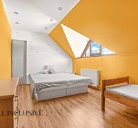 NA PREDAJ 6-IZBOVÝ POSCH. RODINNÝ DOM, HORNÉ SALIBY - Svetlá izba v rodinnom dome s podlahou s dreveným dekorom a farebnými stenami.