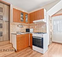 NA PREDAJ 6-IZBOVÝ POSCH. RODINNÝ DOM, HORNÉ SALIBY - Kuchynský kút v rodinnom dome s podlahou s dreveným dekorom a spotrebičmi.