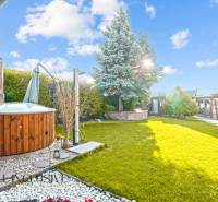 NA PREDAJ 6-IZBOVÝ POSCH. RODINNÝ DOM, HORNÉ SALIBY - Záhrada rodinného domu na Horných Salibách v Galante s drevenou vírivkou a stromami.