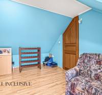 NA PREDAJ 6-IZBOVÝ POSCH. RODINNÝ DOM, HORNÉ SALIBY - Izba v rodinnom dome s modrými stenami, drevenými dverami a podlahou s dreveným dekorom.