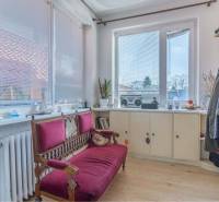 ZĽAVA - 3 IZBOVÝ RODINNÝ DOM, BLÍZKO CENTRA DUN.STREDY - Chodba v rodinnom dome s dreveným dekorom, pohovkou a veľkými oknami s roletami.