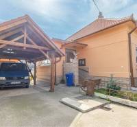 ZĽAVA - 3 IZBOVÝ RODINNÝ DOM, BLÍZKO CENTRA DUN.STREDY - Rodinný dom na Zelenej ulici v Dunajskej Strede s parkovacím prístreškom.