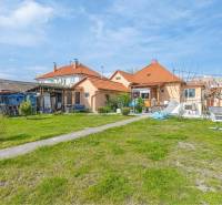 ZĽAVA - 3 IZBOVÝ RODINNÝ DOM, BLÍZKO CENTRA DUN.STREDY - Rodinný dom na Zelenej ulici v Dunajskej Strede s trávnikom a drobnými stavbami.