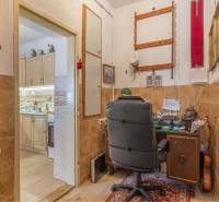 ZĽAVA - 3 IZBOVÝ RODINNÝ DOM, BLÍZKO CENTRA DUN.STREDY - Pracovný kút s písacím stolom a stoličkou v rodinnom dome.