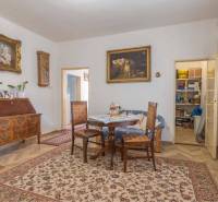 ZĽAVA - 3 IZBOVÝ RODINNÝ DOM, BLÍZKO CENTRA DUN.STREDY - Čajový stolík a kreslá v rodinnom dome s podlahou s dreveným dekorom a obrazmi.