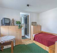 ZĽAVA - 3 IZBOVÝ RODINNÝ DOM, BLÍZKO CENTRA DUN.STREDY - Izba v rodinnom dome s jedným lôžkom, dreveným nábytkom a televízorom.
