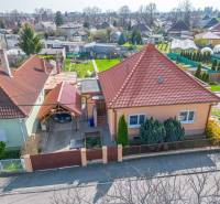 ZĽAVA - 3 IZBOVÝ RODINNÝ DOM, BLÍZKO CENTRA DUN.STREDY - Rodinný dom na Zelenej ulici v Dunajskej Strede s dvorom a vybudovaným prístreškom pre auto.