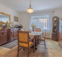 ZĽAVA - 3 IZBOVÝ RODINNÝ DOM, BLÍZKO CENTRA DUN.STREDY - Jedáleň s dreveným nábytkom, zrkadlom a podlahou s dreveným dekorom v rodinnom dome.