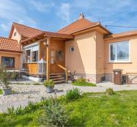 ZĽAVA - 3 IZBOVÝ RODINNÝ DOM, BLÍZKO CENTRA DUN.STREDY - Rodinný dom na Zelená ulici v Dunajskej Strede s peknou záhradou a terasou.