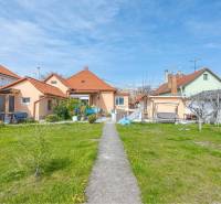 ZĽAVA - 3 IZBOVÝ RODINNÝ DOM, BLÍZKO CENTRA DUN.STREDY - Rodinný dom na Zelenej v Dunajskej Strede obklopený trávnikom a záhradou.