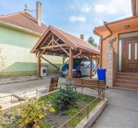 ZĽAVA - 3 IZBOVÝ RODINNÝ DOM, BLÍZKO CENTRA DUN.STREDY - Rodinný dom na Zelená ulici v Dunajskej Strede, parkovacie miesto a záhrada.