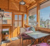 ZĽAVA - 3 IZBOVÝ RODINNÝ DOM, BLÍZKO CENTRA DUN.STREDY - Veranda rodinného domu s posedením, dreveným obkladom a pohľadom do záhrady.