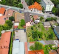 NA PREDAJ RODINNÉ DOMY S GARÁŽOU, DUNAJSKÁ STREDA - Letecký pohľad na rodinný dom s dlhým dvorom na ulici Gyulu Szabóa v Dunajskej Strede.