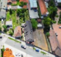 NA PREDAJ RODINNÉ DOMY S GARÁŽOU, DUNAJSKÁ STREDA - Letecký pohľad na rodinný dom na ulici Gyulu Szabóa v Dunajskej Strede.