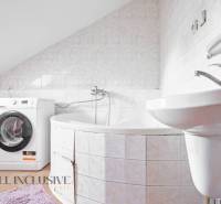 NA PREDAJ RODINNÉ DOMY S GARÁŽOU, DUNAJSKÁ STREDA - Kúpeľňa s vaňou, práčkou a umývadlom v rodinnom dome.