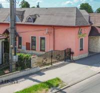 NA PREDAJ RODINNÉ DOMY S GARÁŽOU, DUNAJSKÁ STREDA - Rodinný dom na ulici Gyulu Szabóa v Dunajskej Strede s ružovou fasádou a kamennými detailmi.