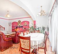 NA PREDAJ RODINNÉ DOMY S GARÁŽOU, DUNAJSKÁ STREDA - Jedáleň v rodinnom dome s oblúkovým prechodom, dreveným nábytkom a závesmi.