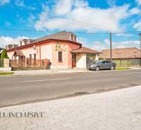 NA PREDAJ RODINNÉ DOMY S GARÁŽOU, DUNAJSKÁ STREDA - Rodinný dom na ulici Gyulu Szabóa v Dunajskej Strede, vedľa cesty a áut.