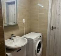 NOVÝ ZARIADENÝ KRÁSNY BYT S TERASOU - Kúpeľňa so zrkadlom, umývadlom a práčkou na ulici Muškátová v 1-izbovom byte.